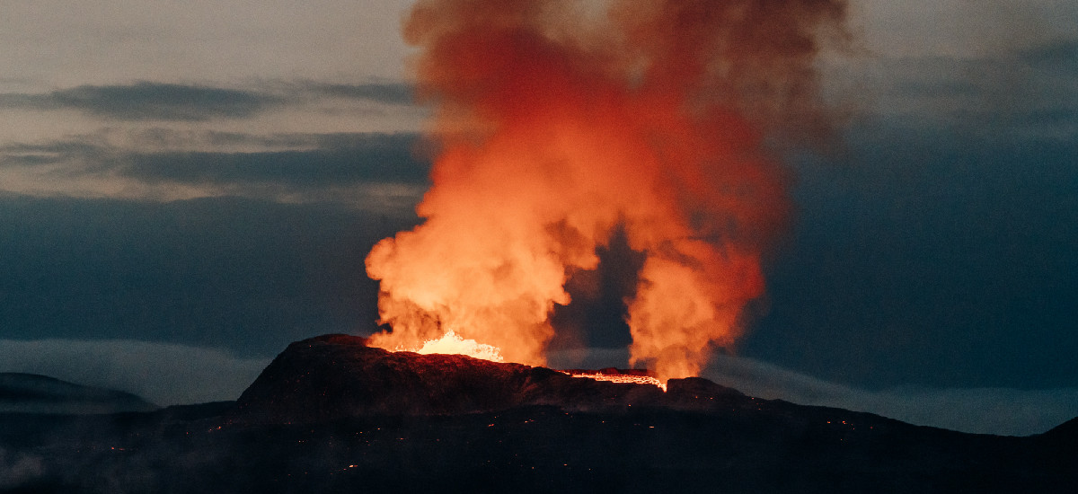 Lenguas de lava, columnas de roca, piroclastos¿ restos visibles de la última erupción volcánica en la Región